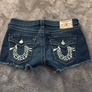True Religion Low Rise shorts - Säljer ett par jättefina lågmidjade shorts från True Religion i modellen Joey Cut-off. Det är fina detaljer på bakfickorna och de är i strl 28 men skulle säga att shortsen är något mindre i strl än joey jeansen. Knappt använda💖