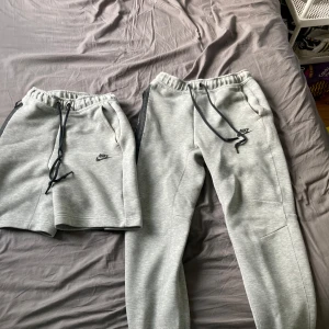Gråa mjukisbyxor och shorts från nike - Säljer dessa nike tech shorts och nike tech byxor i samma svep. Shortsen är size xs och byxorna s. Säljer pga att ja städar ut min garderob, de är perfekta för en chill o ghetto stil. Pris kan så klart diskuteras och sänkas.