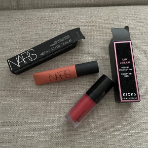 2 läppstift helt nya - Två stycken helt nya och oanvända läppstift 🌺🌹❤️Ett från Nars i färgen Thrust (köpt i USA) och ett från Kicks i röd färg ❤️‍🔥Som sagt, garanterat helt nya och säljer pga har alldeles för många läppstift ❣️Nypris är runt 200kr styck 💄Säljer båda för 40kr 💋