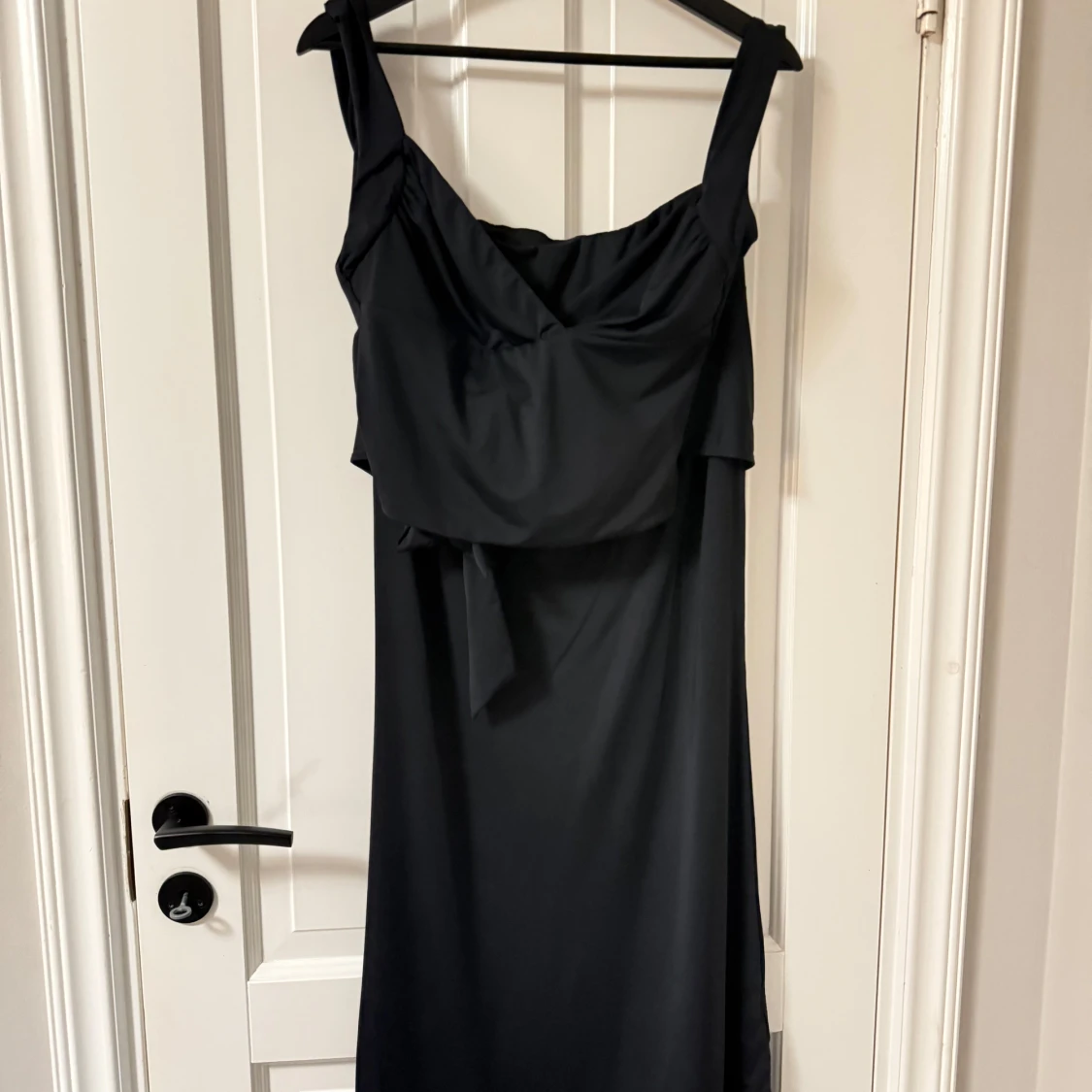 Svart set med lång kjol och en rygglös top med knyt