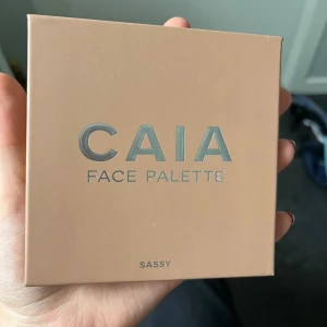 CAIA Face Palette Sassy - Sassy paletten från caia, endast testad. Skyddet över spegeln är kvar.