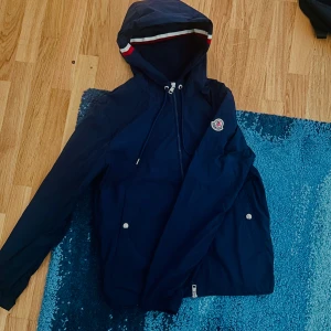 Moncler windbreaker  - Tja, säljer polarns mörkblåa moncler windbreaker,(ej äkta) helt ny och använd, både lappen och nfc tag scannar till (code.moncler.com) Storlek Small, typ identiskt till äkta,  