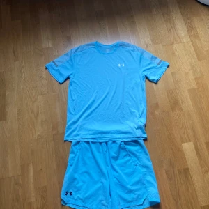 Blå träningsshorts från Under Armour - Snygg sommar vibe. Ljus blått under armour sett storlek M helt nya aldrig använda och passar perfekt nu i sommar  
