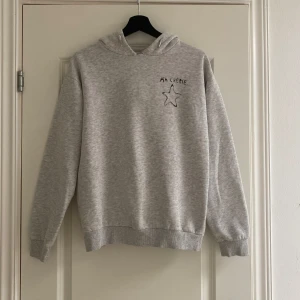 Hoodie - Supersnygg grå hoodie från ginatricot young - perfekt för hösten 🍁 Storlek 158/164 men passar som xxs/xs. Lite sönder vid halsen men inget som stör skulle jag säga. Hör av dig om du har några funderingar 💌