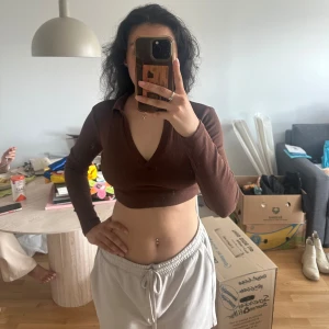 Brun croptop - - använd 2 gånger  - har stretch