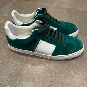 Valentino flycrew - Hej, jag säljer mina flycrews. De är i väldigt bra skick med alla nitar kvar. Jag har inte använt dom jättemycket och de är bara använda på sommaren/sen vår. Ett par unika men väldigt snygga skor. Tyvärr har jag inte Box eller extra snören. Det är bara att skriva om det finns flera frågor! Kan säljas billigare vid snabb affär.