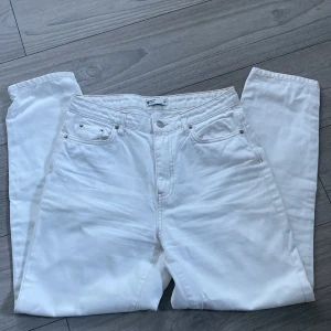 Vita highwaist jeans från Gina Tricot - Snygga vita jeans från Gina Tricot, modell Perfect Jeans. De har hög midja, raka ben och klassisk femficksdesign. 