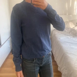 Blå stickad tröja från J.Lindeberg - Säljer en blå stickad tröja från J.Lindeberg i storlek M men passar s. Tröjan har rund halsringning, diskret JL-logo på bröstet och långa ärmar. Funkar båda kön💞
