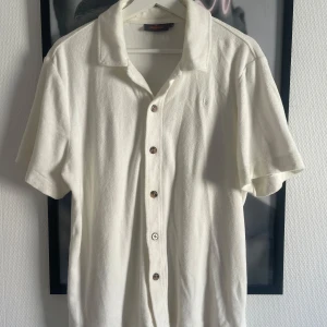  Morris skjorta - Snygg frottéskjorta ifrån Morris i mycket fint skick och sparsamt använd. Den är true to size med en avslappnad passform. Köpt ifrån märkesbutiken i Båstad 1250kr.