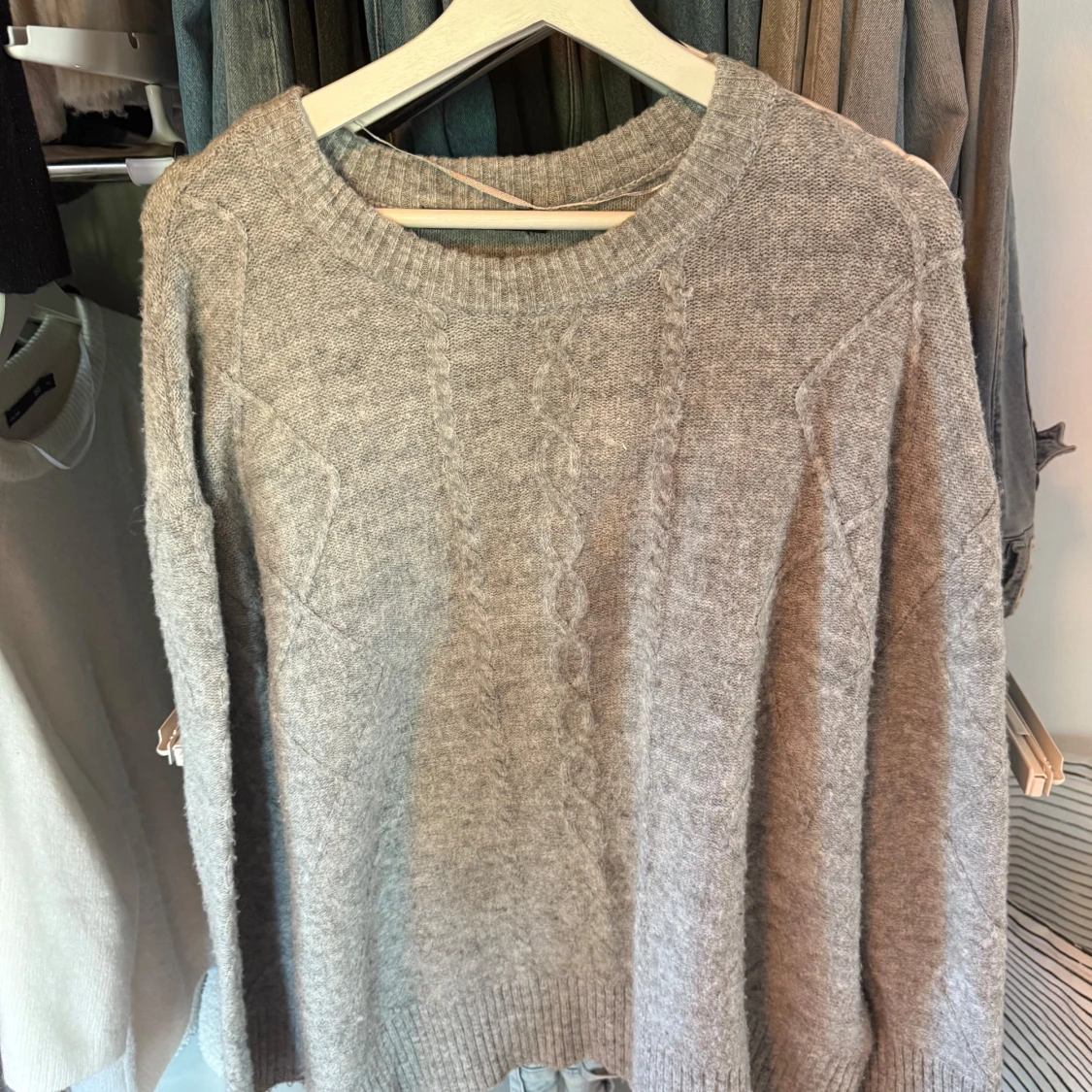Grå stickad tröja från 157, storlek S