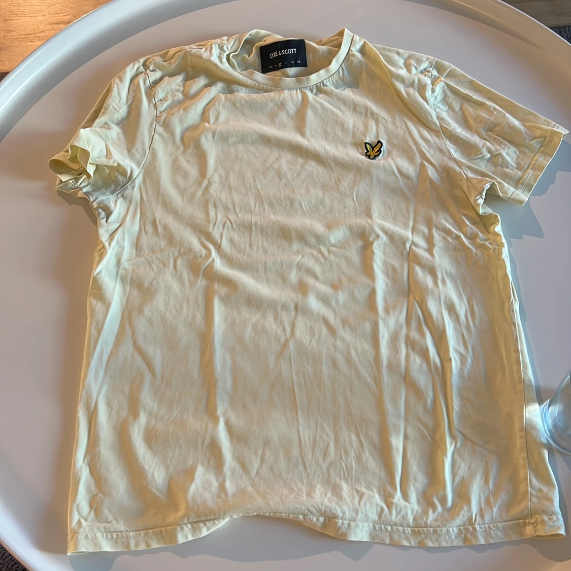 Ljusgul t-shirt från Lyle & Scott - 1