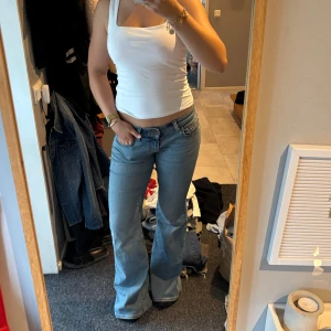 Levis superlow flare bootcut jeans  - Klassiska Levis 517 jeans i ljusblå. Modellen heter superlow flare. Lågmidjade och perfekt bootcut men tyvärr lite små för mig. Fint skick! Nypris 959kr