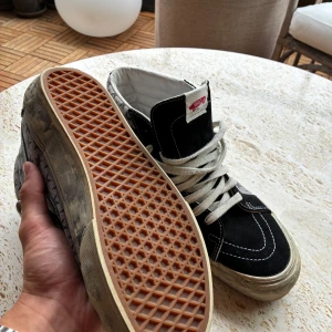 Bianca Chandon high top vans  - Vans i strl 42,5. Skorna är använda ett femtal gånger! Originallåda ingår ej i köpet! 