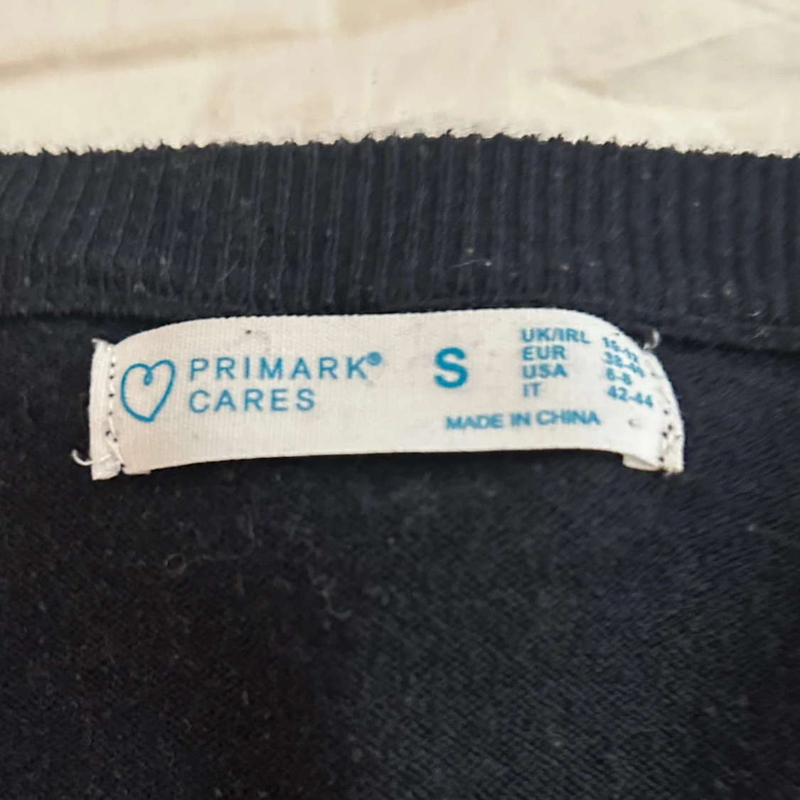 Svart v-ringad tröja från Primark - 2