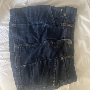 Mörkblå lågmidjad jeanskjol  - Snygg mörkblå jeanskjol från Reserved som är lågmidjad! Super snygg men kommer till användning, mått och bilder på kan jag endast skicka ifrån 25 juli