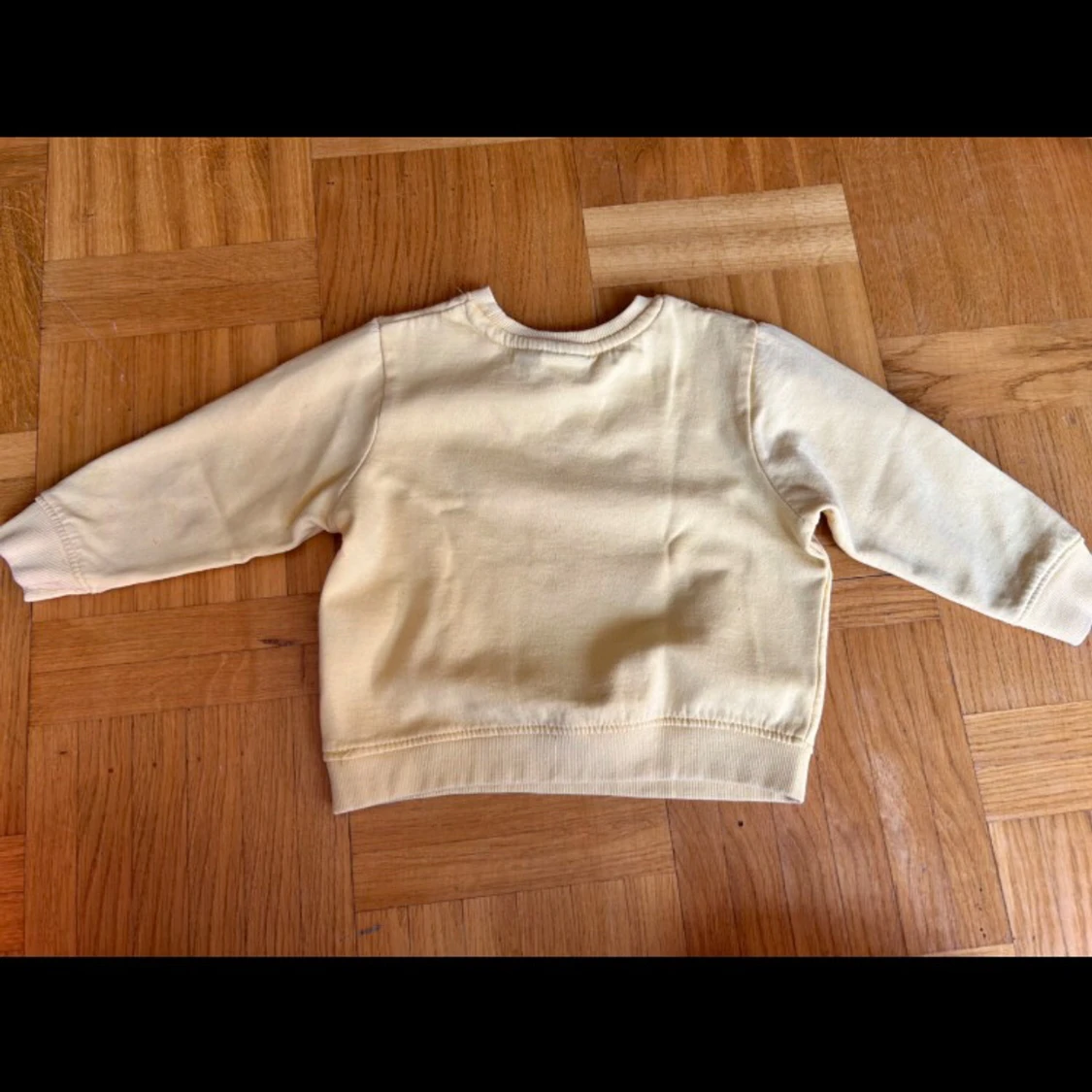 Gul sweatshirt med dansande kaniner - 2