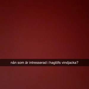 Haglöfs vindjacka - Säljer en vindjacka från Haglöfs. Perfekt för blåsiga dagar och outdoor-äventyr. Snygg och funktionell design från ett av de mest populära märkena inom friluftskläder.