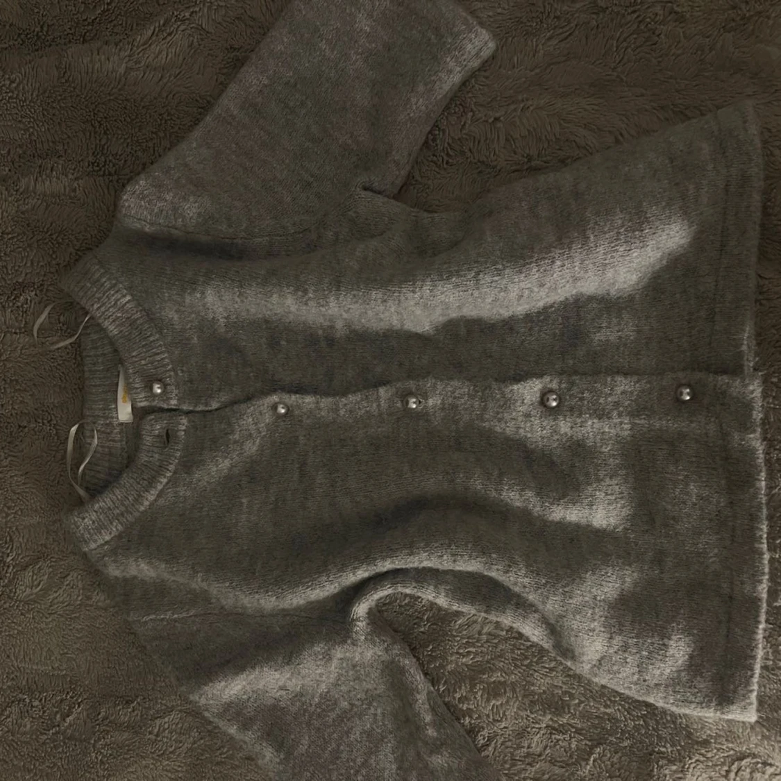 Grå stickad kofta med pärlknappar