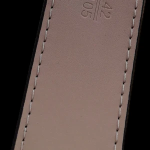 Louis Vuitton Damier Graphite bälte - Snyggt Louis Vuitton bälte i Damier Graphite-mönster med svart LV-spänne. Bältet är gjort i skinn och har en mörkgrå och svart rutig design. Perfekt accessoar för att lyfta din outfit med exklusiv känsla.