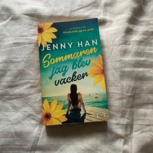 Sommaren jag blev vacker - Bok 1 - Populär booktok bok, perfekt att hoppa in i nu när S3 av TV-serien kommit. Den är i mycket fint skick och är oläst. Säljer då jag inte tror att det riktigt är min typ av bok. Ljuset på bilden följer självklart inte med💕