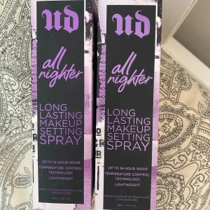 Urban Decay setting spray - Två stycken settingspary från Urban Decay. Den ena är endast testat men har allt i sig. Fick i studentpresent men tyckte inte om dem på min hud. Säljer båda får 400 kr och en för 250 kr.