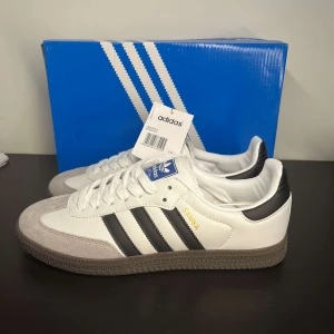 Adidas Samba OG - Adidas Samba OG. HELT NYA, storlek 42. (Har fler storlekar också). Box medföljer. skorna är ej äkt@‼️. BARA SNABBA AFFÄRER‼️ 