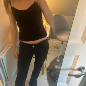 Svarta lågmidjade skinnbyxor  - INTRESSEKOLL! Slutsålda Lågmidjade skinnbyxor från Nelly. Super fina men är osäker på om jag vill behålla dom. Skriv vid intresse!!💓💓