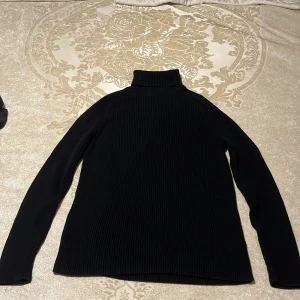 Svart ribbad Hm Tröja - Köpt från Hm. Använt den lite. Fräsch och mycket bra skick 9/10. 