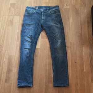 Dondups - Tja! Säljer dessa Dondups för grymt pris! De är i toppenskick och är i storleken 30/30. Skriv om ni har några frågor!