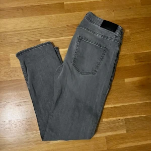 Grå jeansbyxor i rak modell - Snygga grå jeans med rätt så rak passform. Bra skick. Strlk 32