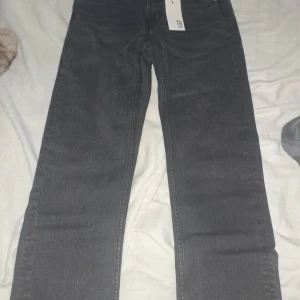 Svarta jeans från 157 New Classic Star - Säljer ett par svarta jeans från 157 lager. Klassisk femficksmodell med raka ben och normal passform. Jeansen har bälteshällor, knapp och dragkedja framtill. Perfekta till en avslappnad stil och funkar året runt.