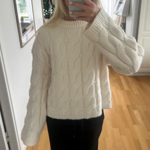 Vit stickad tröja - Vit stickad tröja från Gina Tricot, helt ny och oanvänd. Säljer då jag köpte två storlekar och glömde lämna tillbaka denna :( Nypris 569kr 🌸