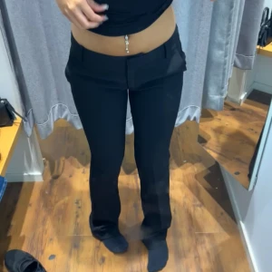 Kostymbyxor  - Snygga lågmidjade bootcut kostymbyxor från Bikbok i modellen Vera