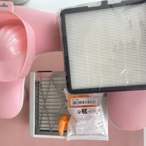 Nagellampa med glitterdetaljer / nageltillbehör/ nail dust collector  - Jag har bestämt mig att sluta med naglar, därför säljer jag alla mina naglar tillbehör.I detta ingår nail dust collector och filtret för det,nagel arm cushion, tränings fingrar och soak off bowl. Skriv om du är intresserad