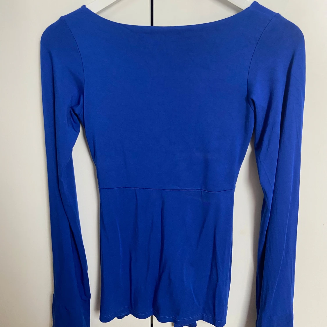 Blå långärmad topp med knyt - 1