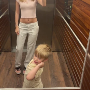 Vita kostymbyxor/linnebyxor - Använda en gång från bikbok. De är som kostymbyxor och linnebyxor så perfekta nu på sommaren 💘