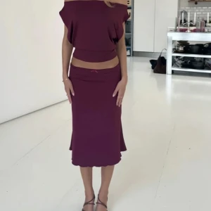 Venderbys sätt topp och kjol - Helt nytt sätt från venderbys med lappar och orginal påse. Säljer då det var för stort och väldigt dyrt att skicka tillbaka. Storleken xs/s. Nypris 898 kr