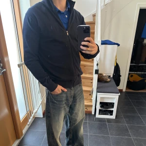 Polo Ralph Lauren - Ziptröja - Stickad ziptröja från Polo Ralph Lauren i en skön blå färg. Storlek S. Sparsamt använd.