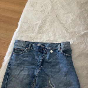 Jeanskjol - Jeanskjol från ginatricot i storlek 34, jättefin och bekväm kjol, som överlappar lite i fram med en liten slits 🩷 använd ca 2 gånger