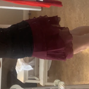 Volangkjol  - Fin vinröd volangkjol från intimissimi, mycket stretch vid midjan så kan passa fler storlekar. 