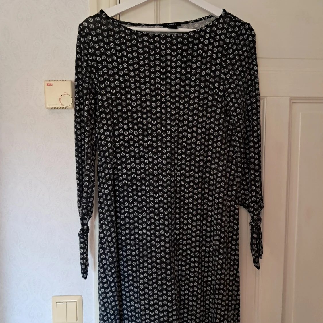 Svartvit blommig klänning Lindex XS