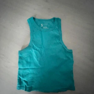 Turkos linnetopp  - Ett turkos blått linne, inte använt så många gånger då jag inte tyckt färgen passade mig. Storlek S 