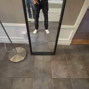Blå/gråa från Nudie Jeans, W24 L32 - Säljer ett par svarta jeans från Nudie Jeans med klassisk femficksdesign och diskret logga på bakfickan. Jeansen har en slim passform och är tillverkade i mjukt denimtyg. Perfekta för dig som gillar stilrena och bekväma jeans. Pris för dessa sjukt snygga jeans är endast 249! Passar runt 150cm