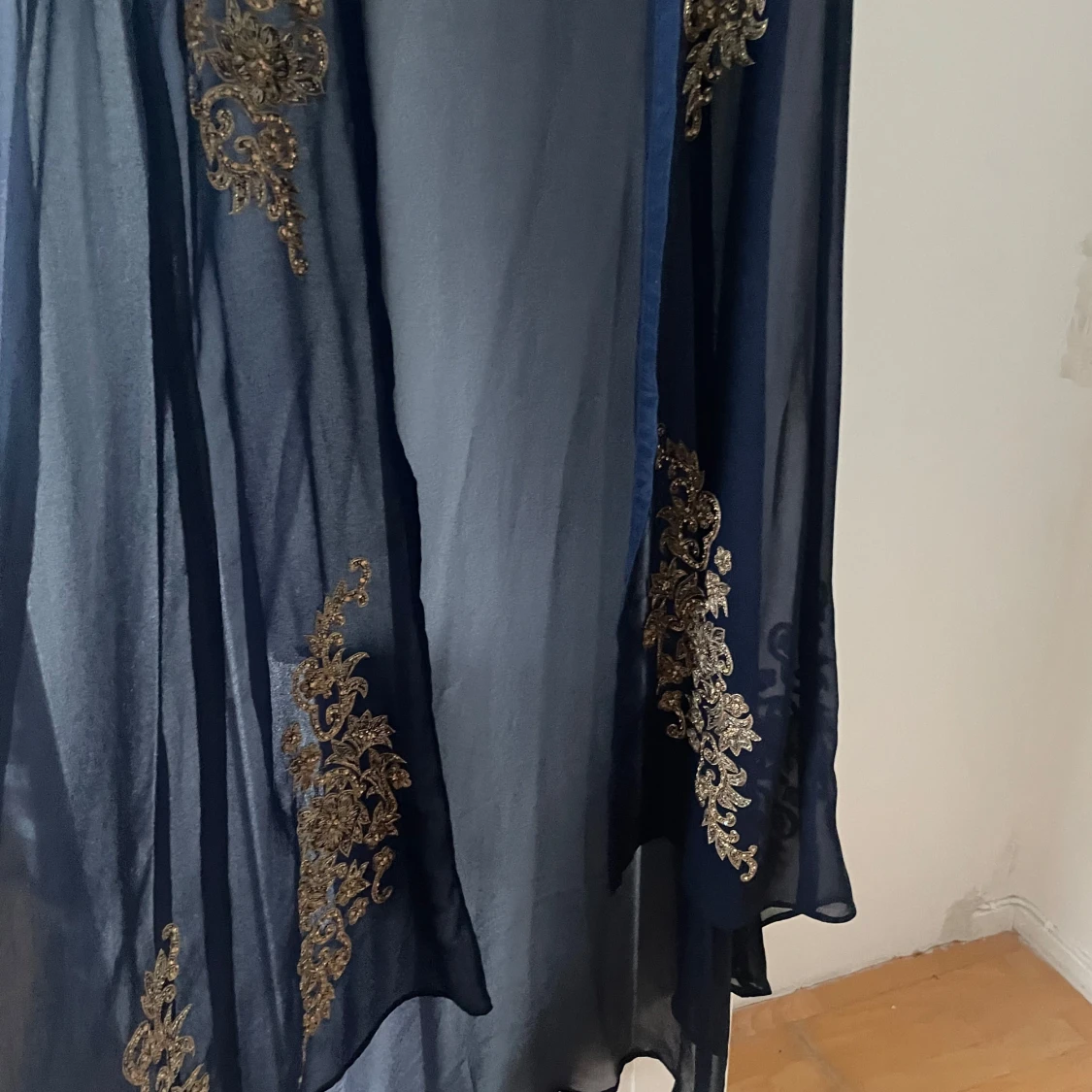 Mörkblå långklänning med guldiga broderier - 1