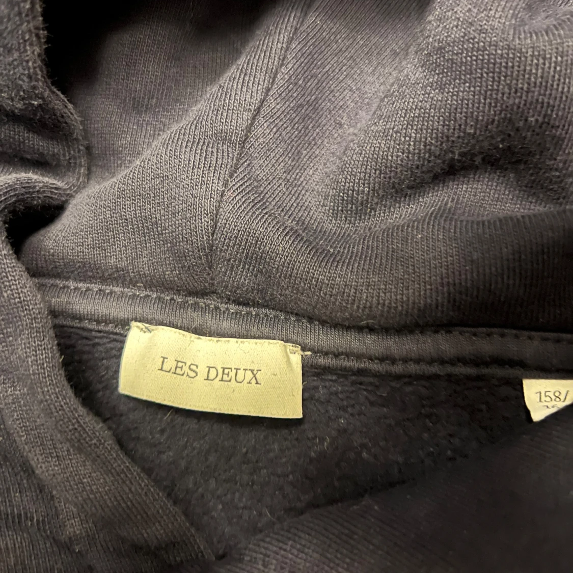 Marin blå hoodie från Les Deux med tryck - 2