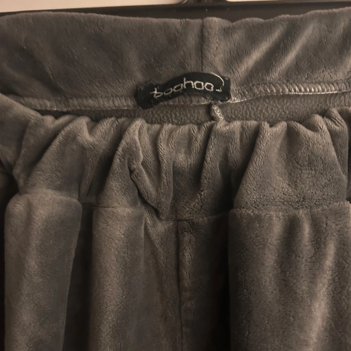 Grå mjukisbyxor från Boohoo - 2