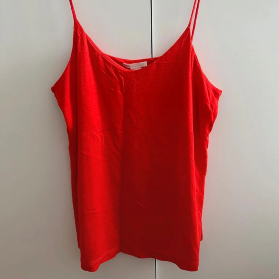 Röd linnetopp med tunna axelband - 1