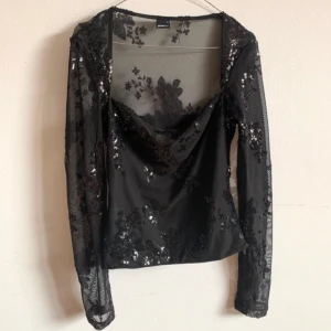 Svart mesh topp med paljetter - Väldigt fin topp i storlek M