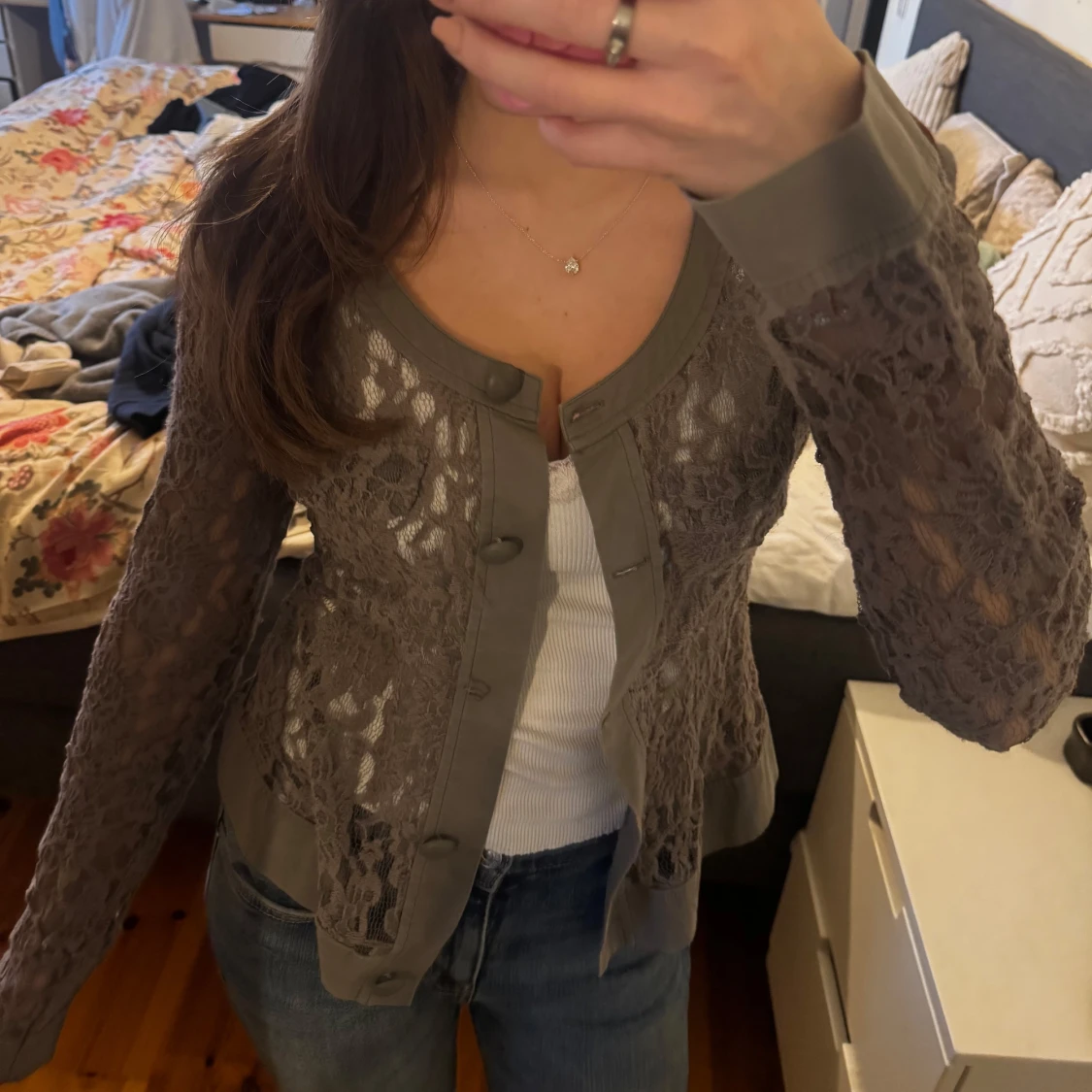 Grå spetskofta med knappar - 2