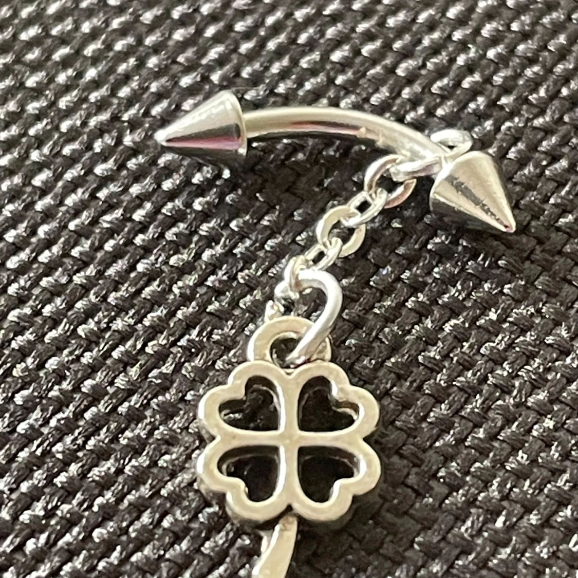 By prisförslag- ögonbryns piercing med mini klöver  - 1